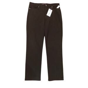 *NWT* Gloria Vanderbilt Ladies Slimming Amanda Straight Jeans - Size 14 Average